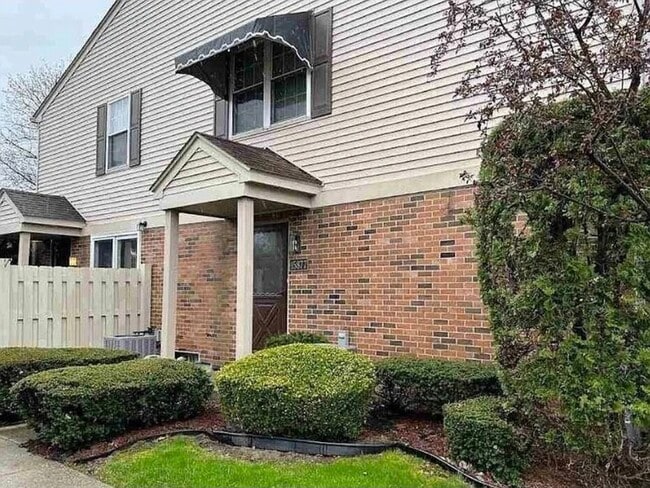 15877 Cambridge Dr in Clinton Township, MI - Foto de edificio - Building Photo