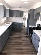 1136 S Holt Ave in Los Angeles, CA - Foto de edificio - Building Photo