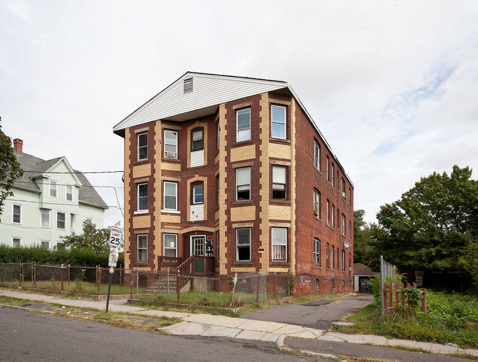 17 Oak St in New Britain, CT - Building Photo