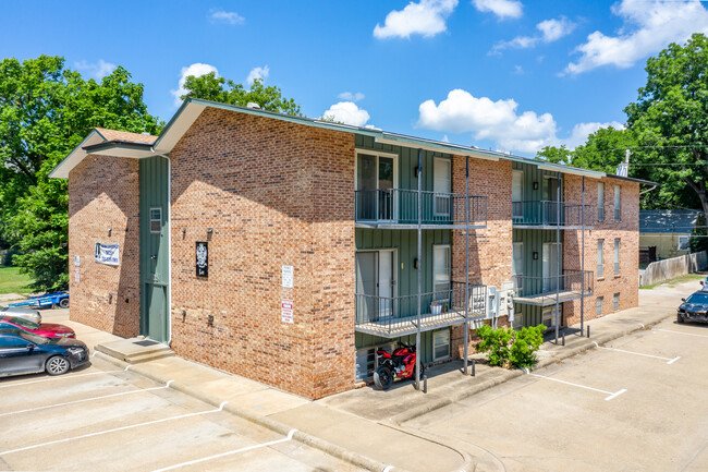 Lee Crest Apartments in Manhattan, KS - Building Photo - Building Photo