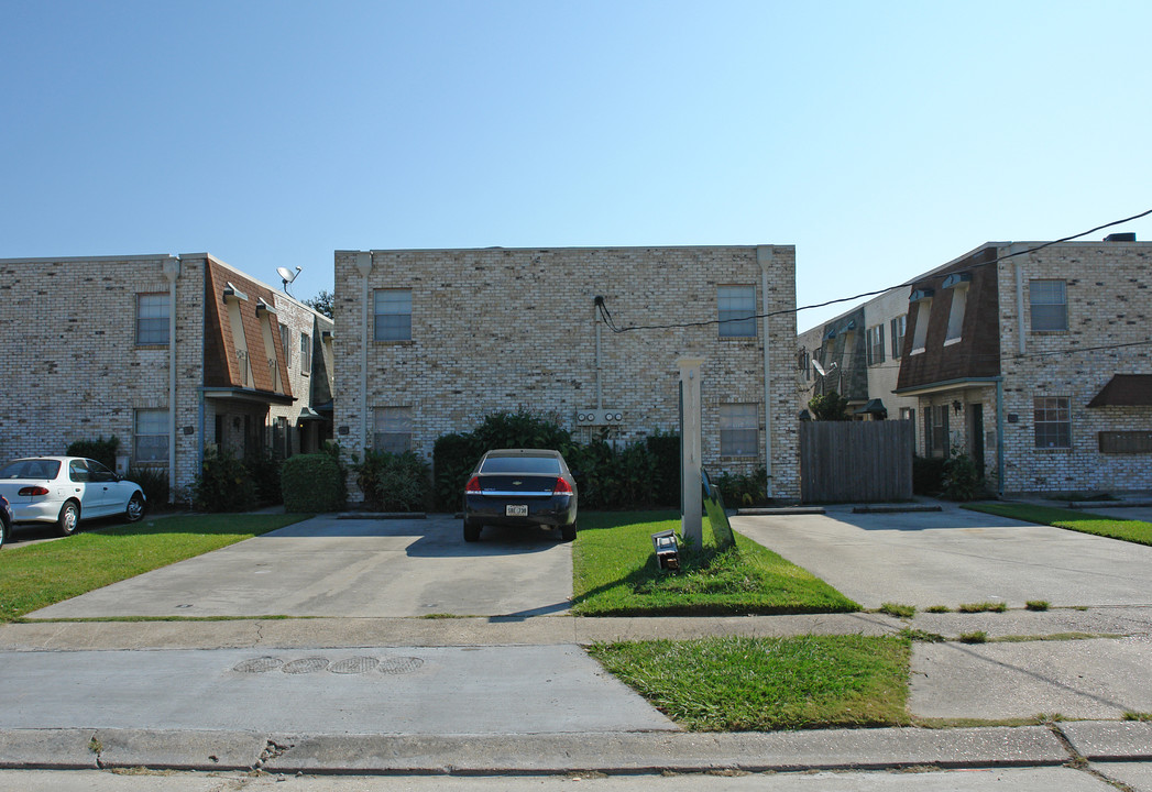 2121 Giuffrias Ave in Metairie, LA - Building Photo