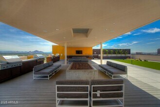 200 W Portland St in Phoenix, AZ - Foto de edificio - Building Photo