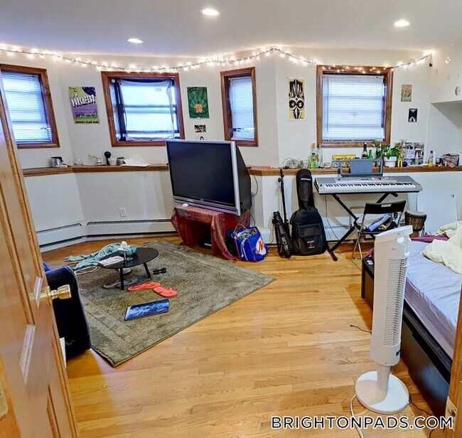 1422 Commonwealth Ave in Boston, MA - Building Photo - Building Photo