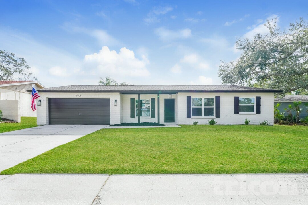 15808 Deep Creek Ln in Tampa, FL - Foto de edificio