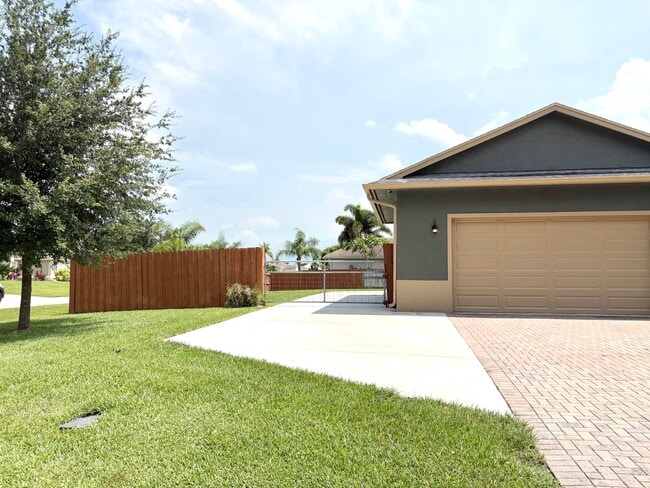 934 SW Excel Ave in Port St. Lucie, FL - Building Photo - Building Photo