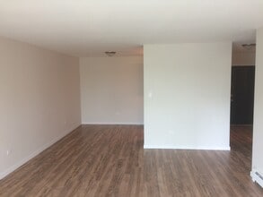 8936 N Parkside Ave, Unit 303 in Des Plaines, IL - Building Photo - Building Photo