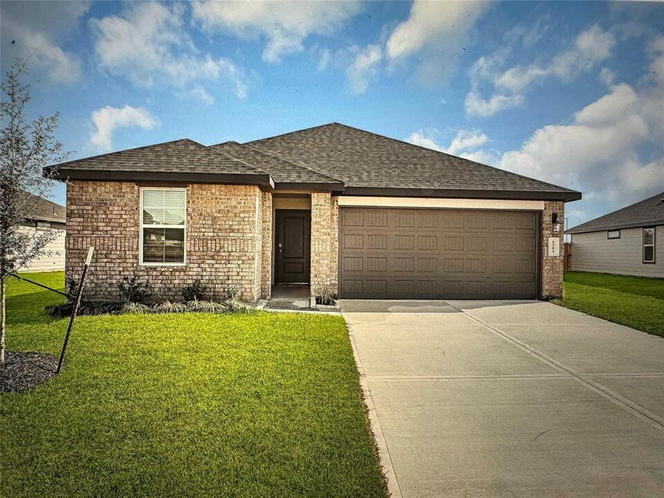 1304 Redbud Ln in Sealy, TX - Building Photo