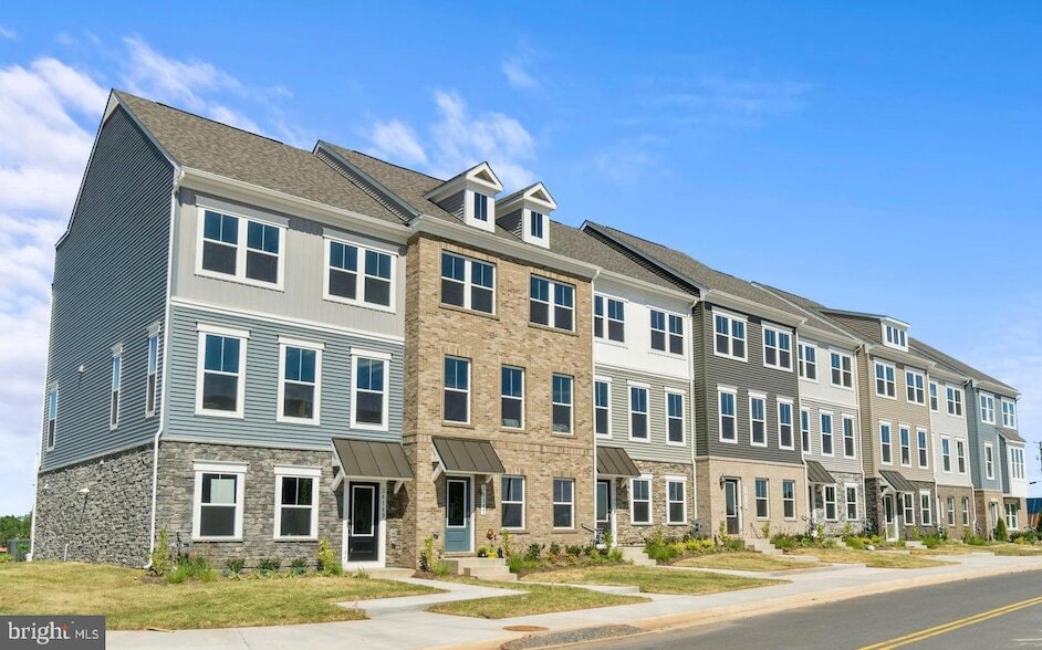 24148 Thurso Sq in Sterling, VA - Building Photo