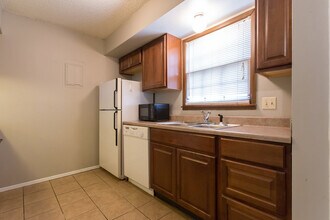 1021 Illinois St, Unit 1021 B Illinois St in Lawrence, KS - Building Photo - Building Photo