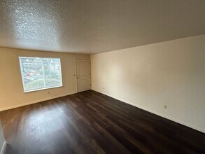 1019 Boedies Dr in Silverton, OR - Building Photo - Building Photo