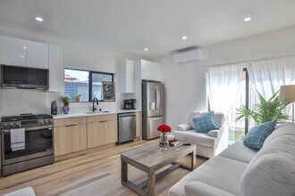 111 E 67th Way in Long Beach, CA - Building Photo - Building Photo