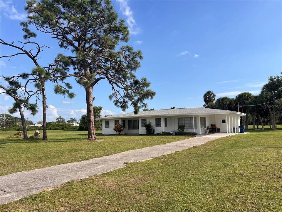 641 E Dearborn St in Englewood, FL - Building Photo