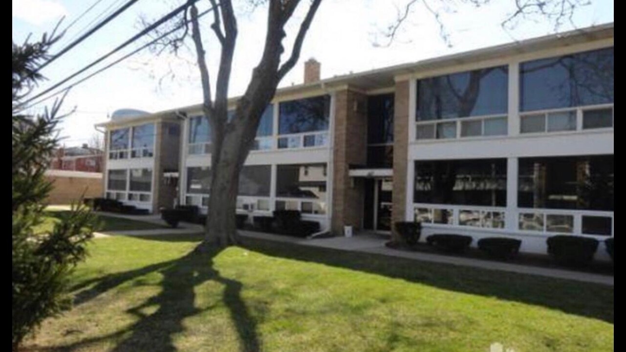 125 E 14 Mile Rd, Unit 9 in Birmingham, MI - Foto de edificio
