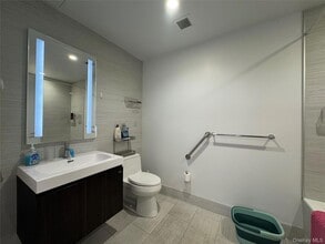 131-03 40th Rd, Unit 10H in Queens, NY - Foto de edificio - Building Photo