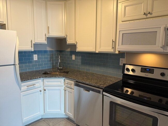 555 Russell Rd in Westfield, MA - Building Photo - Building Photo