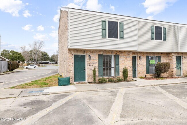 100 Winchester Dr in Lafayette, LA - Foto de edificio - Building Photo