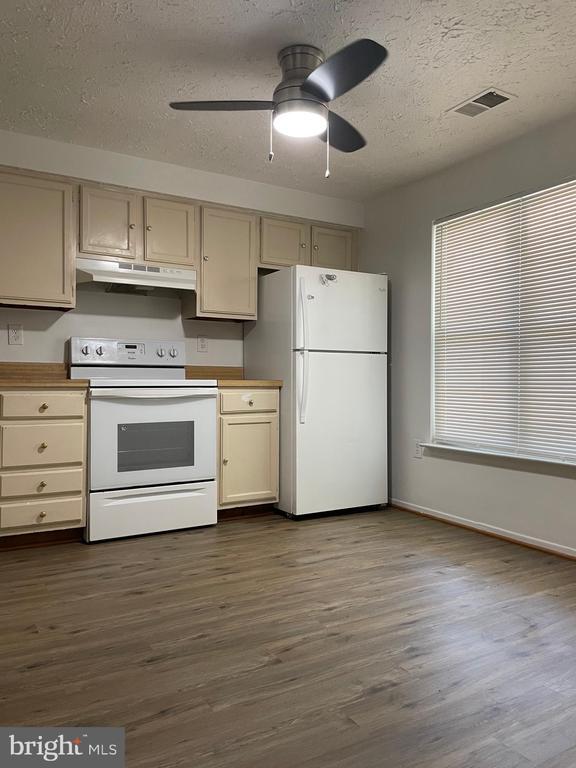 property at 1542 Pin Oak Dr