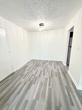 7076 Wildwood Cir in Louisville, KY - Building Photo - Building Photo