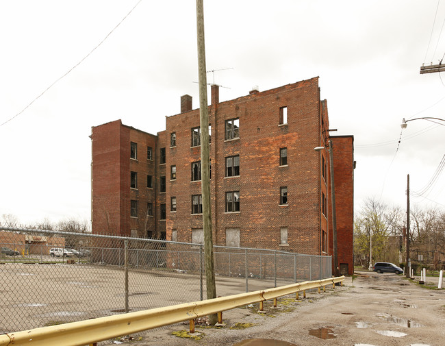 Palmer Park Garden Apartments in Highland Park, MI - Building Photo - Building Photo