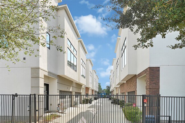 72 N Hutcheson St in Houston, TX - Building Photo - Building Photo