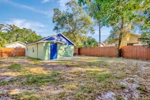551 1/2 Wildwood Way in Clearwater, FL - Building Photo