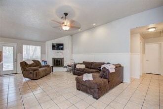 5010 Village Springs Dr in Houston, TX - Building Photo - Building Photo