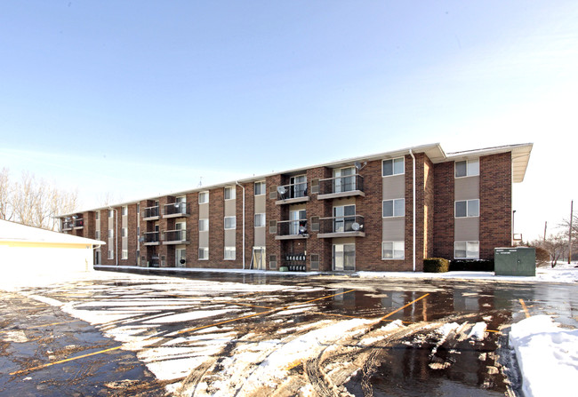 Regency Village in Waukegan, IL - Building Photo - Building Photo