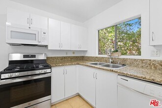 18350 Hatteras St in Los Angeles, CA - Foto de edificio - Building Photo