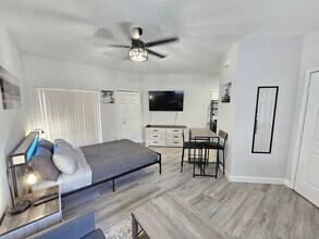 8366 Mulligan Cir in Port St. Lucie, FL - Foto de edificio - Building Photo