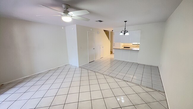 4003 Oak Limb Ct in Tampa, FL - Building Photo - Building Photo
