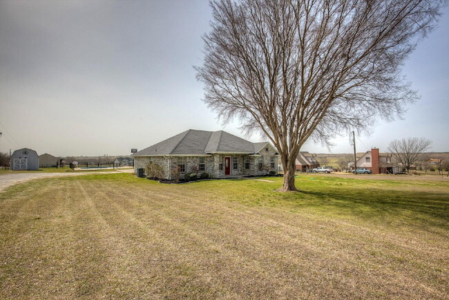 1021 Dominque Dr in Weatherford, TX - Foto de edificio - Building Photo