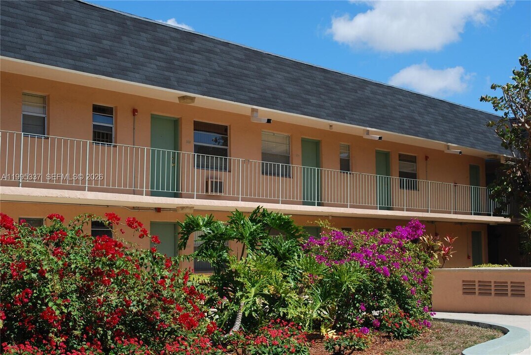 437 NW 57th Ave in Miami, FL - Building Photo