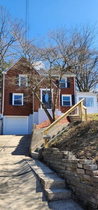 5679 Valleyview Dr in Bethel Park, PA - Building Photo