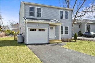 24 Blackburn St in Warwick, RI - Building Photo - Building Photo