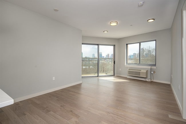461 Newark Ave in Jersey City, NJ - Building Photo - Building Photo