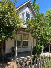 1033 E Main St in Ashland, OR - Building Photo - Building Photo
