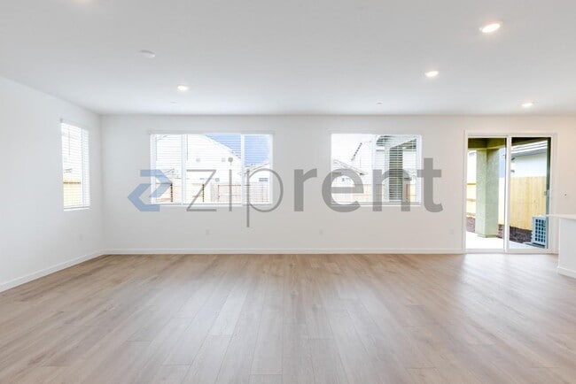 8399 Sinesky Wy in Elk Grove, CA - Building Photo - Building Photo