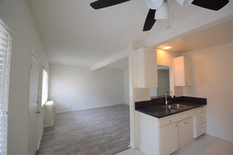 2429 Cheremoya Ave, Unit 06 in Los Angeles, CA - Foto de edificio - Building Photo