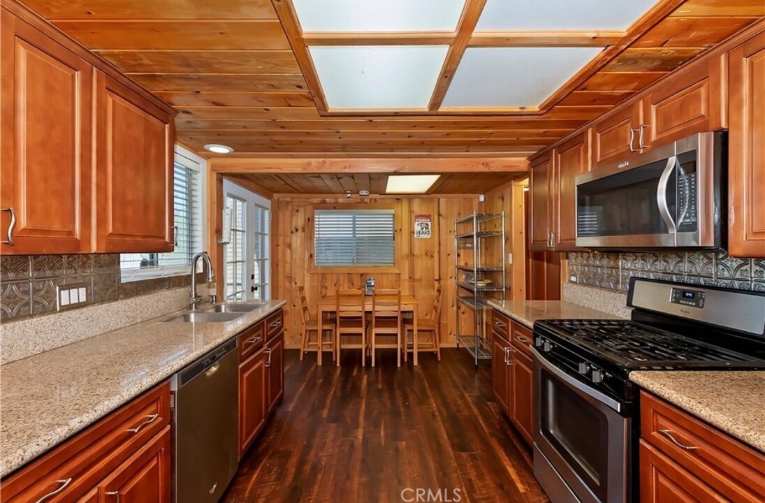 32970 Lone Pine Dr in Running Springs, CA - Foto de edificio