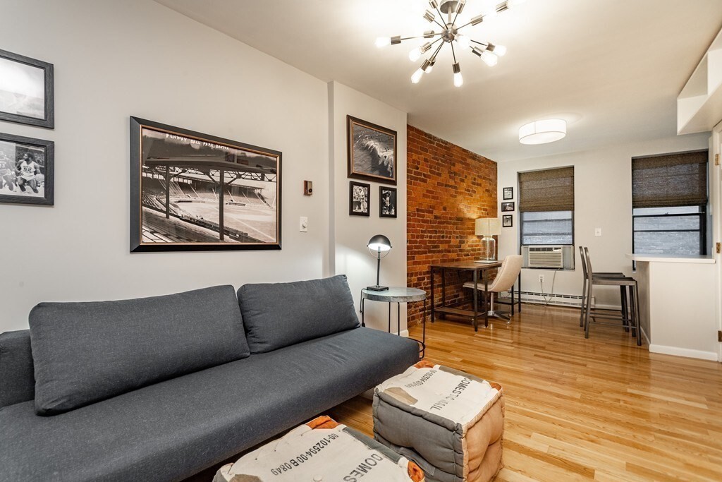8 Battery St in Boston, MA - Building Photo