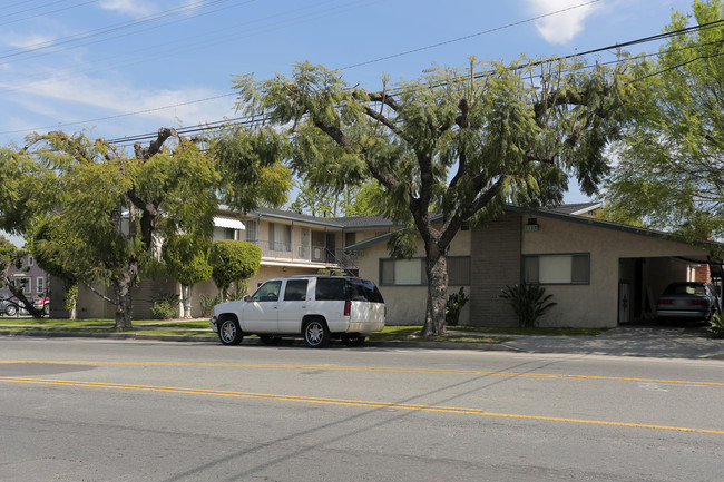 5260 Orange Ave in Long Beach, CA - Foto de edificio - Building Photo