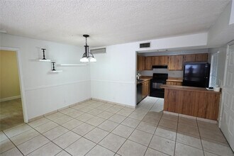 11521 NW 10th St in Pembroke Pines, FL - Building Photo - Building Photo
