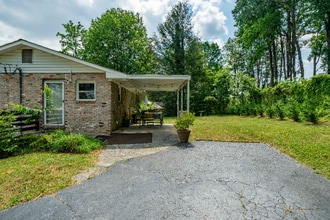 1221 Shelby Ave in Johnson City, TN - Foto de edificio - Building Photo