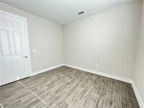 4454 Pine Lake Rd in Bonita Springs, FL - Foto de edificio - Building Photo