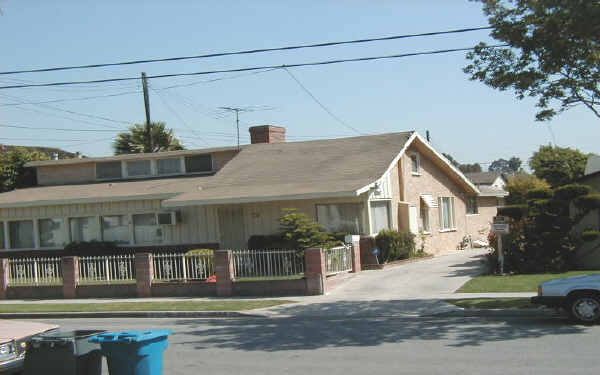 9126 Walnut St in Bellflower, CA - Foto de edificio