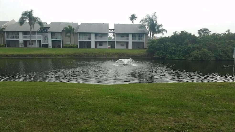 2612 Hidden Lake Dr N, Unit B in Sarasota, FL - Building Photo