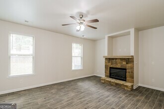 7609 Garnet Dr in Jonesboro, GA - Foto de edificio - Building Photo