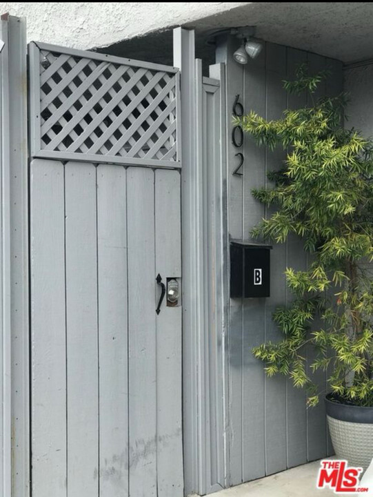 602 Victoria Ave, Unit #B in Venice, CA - Building Photo