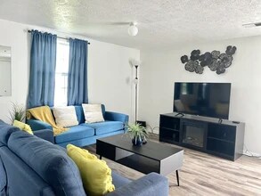 4946 Camden St, Unit Little Camden in Indianapolis, IN - Foto de edificio - Building Photo
