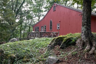 174 Weatogue Rd in Salisbury, CT - Building Photo - Building Photo